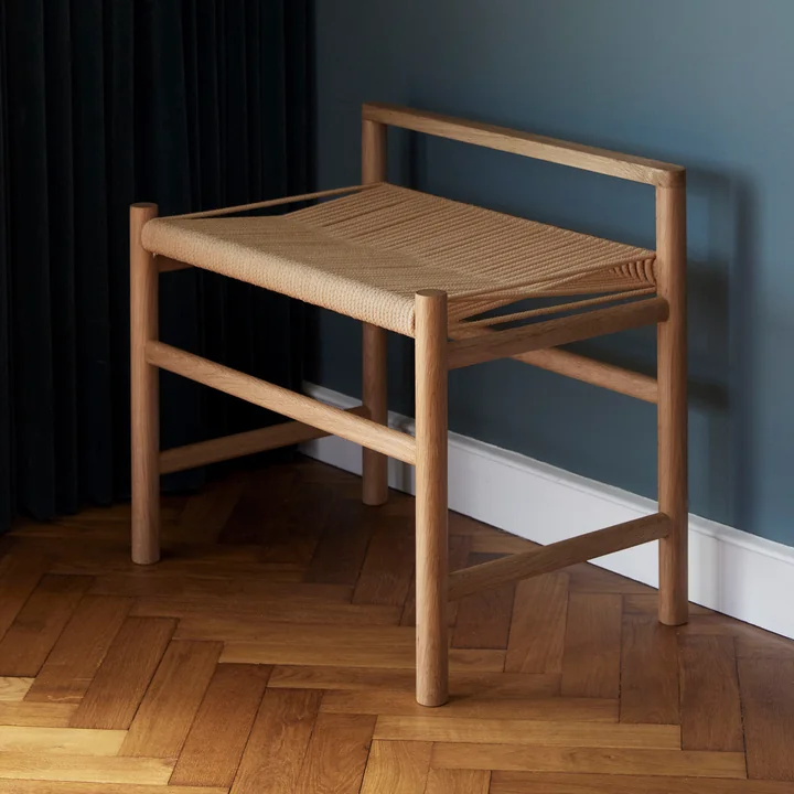 Minimalistische Bank im Flur