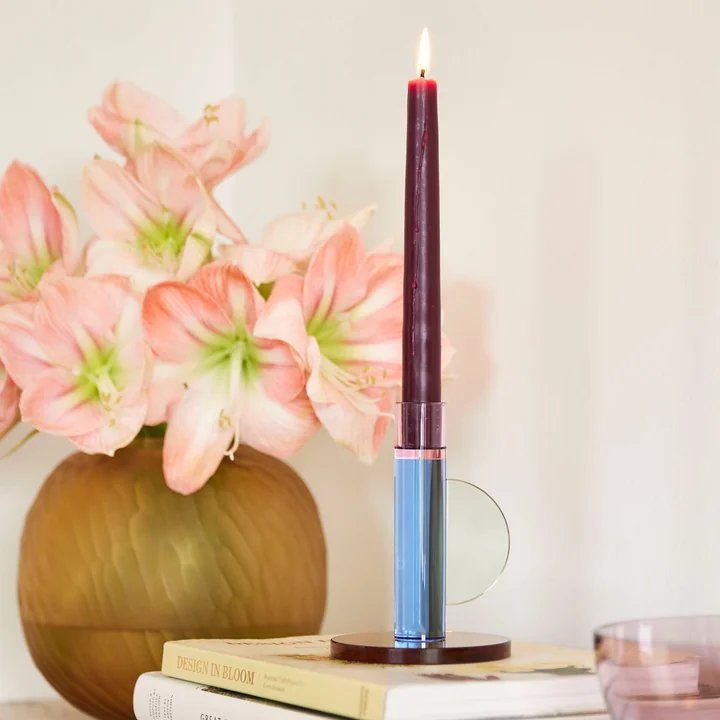 Kristallglas-Kerzenhalter auf dem Regal