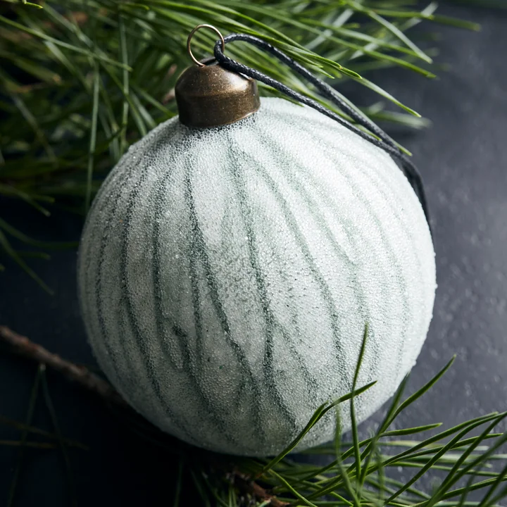 Chosen Christbaumkugel von House Doctor in der Farbe grün / weiß