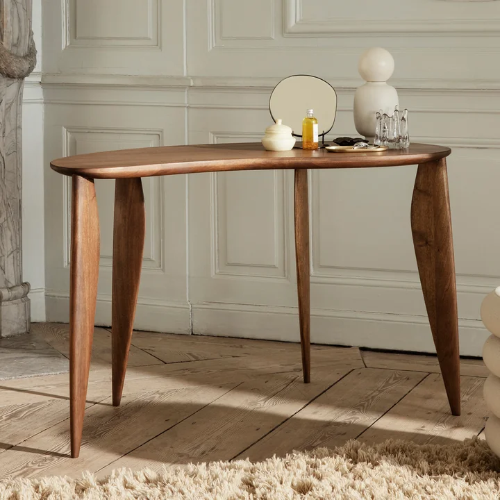 Feve Schreibtisch von Ferm Living in der Ausführung Walnuss