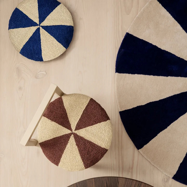 Arch Kissen und Teppich von Ferm Living