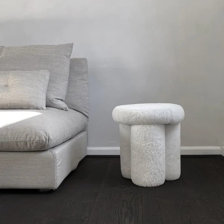 Big Foot Hocker von 101 Copenhagen mit Schaffell