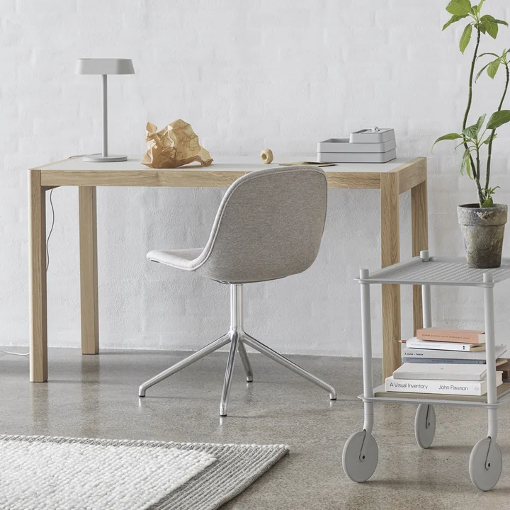 Workshop Schreibtisch von Muuto in der Ausführung Eiche / warmes grau