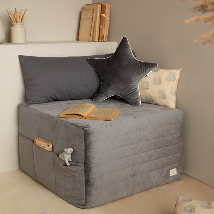 Sleepover Faltmatratze und Hocker von Nobodinoz in der Farbe schiefergrau