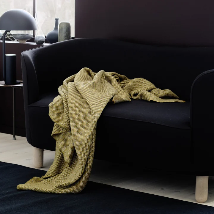 Una Wolldecke 200 x 150 cm von Røros Tweed in ocker