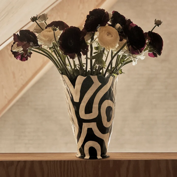 Jessica Hans Shadow Vase von HAY in den Farben schwarz / weiß