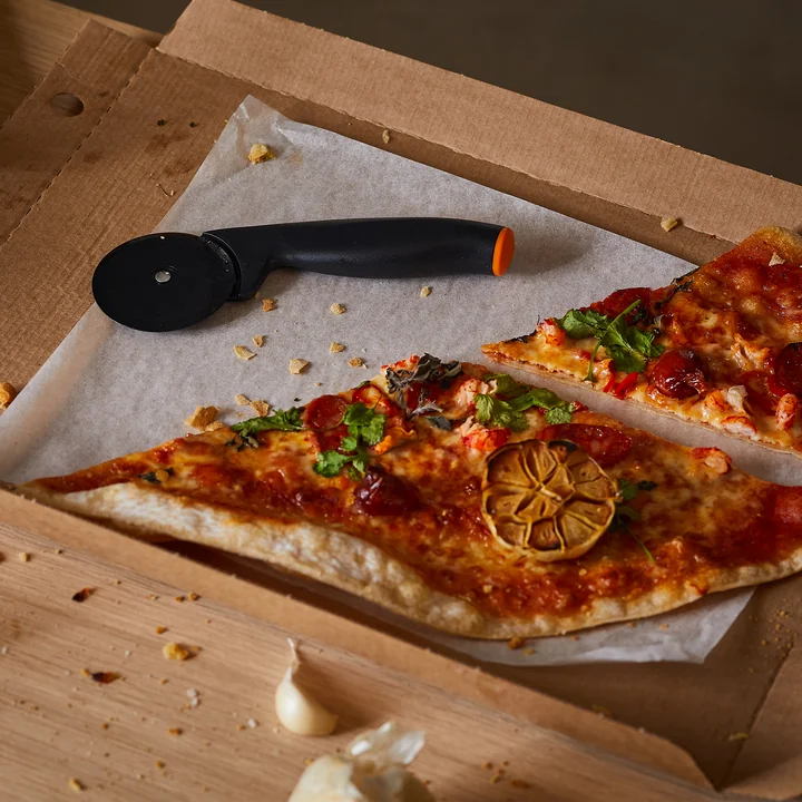 Functional Form Pizzaschneider von Fiskars in schwarz / orange