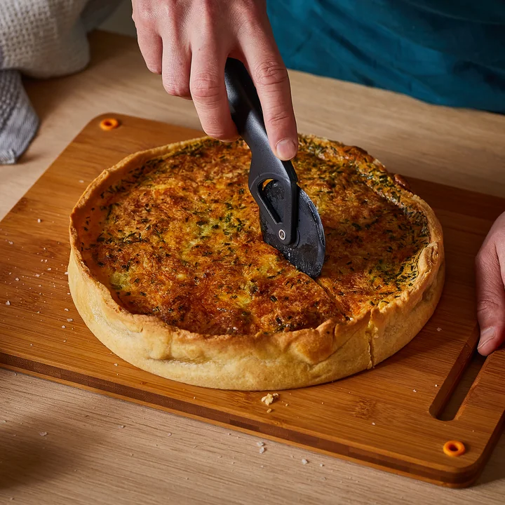Functional Form Pizzaschneider von Fiskars in schwarz / orange