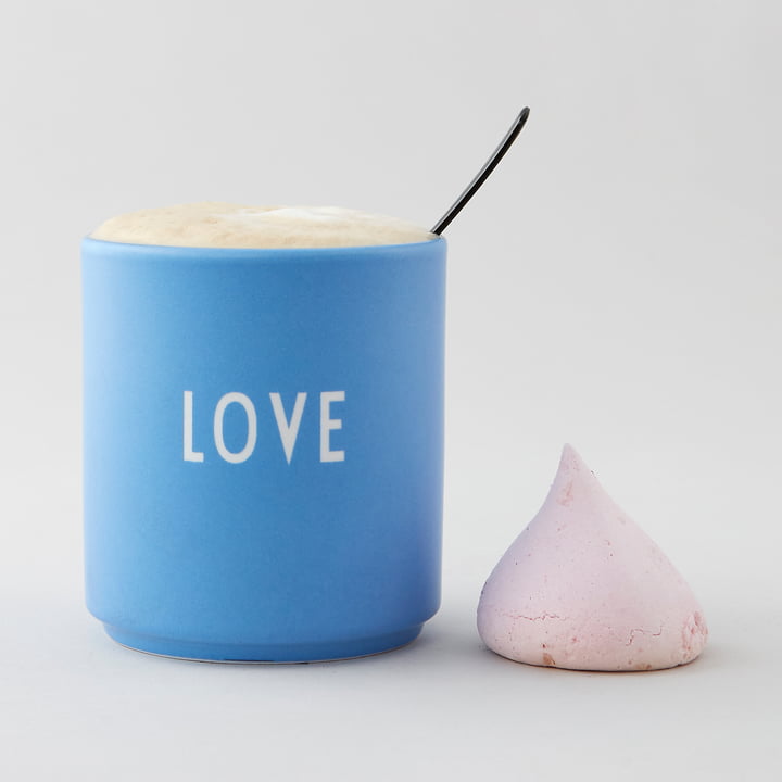 AJ Favourite Porzellan Becher, Love in sky blue von Design Letters