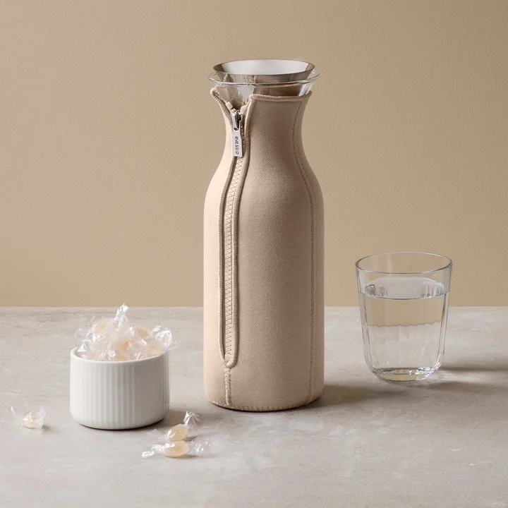 Kühlschrankkaraffe Woven 1.0 l von Eva Solo in der Farbe soft beige