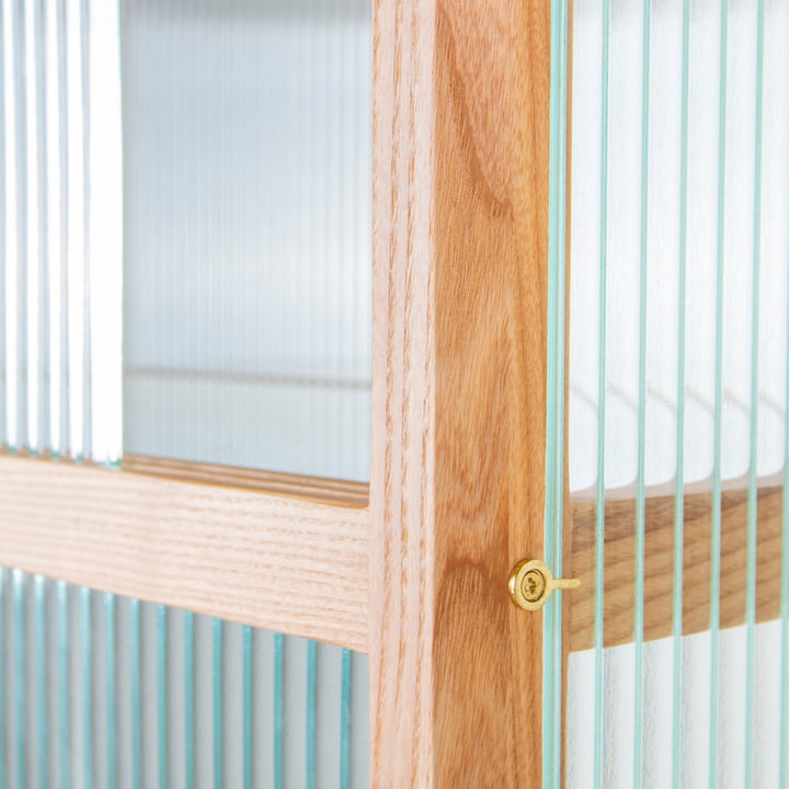 Vitrine aus Holz mit geripptem Glas von HKliving in der Ausführung natur