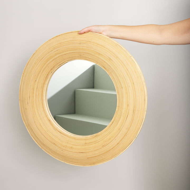 Blush Wandspiegel von Hüsch Interior in der Ausführung bambus