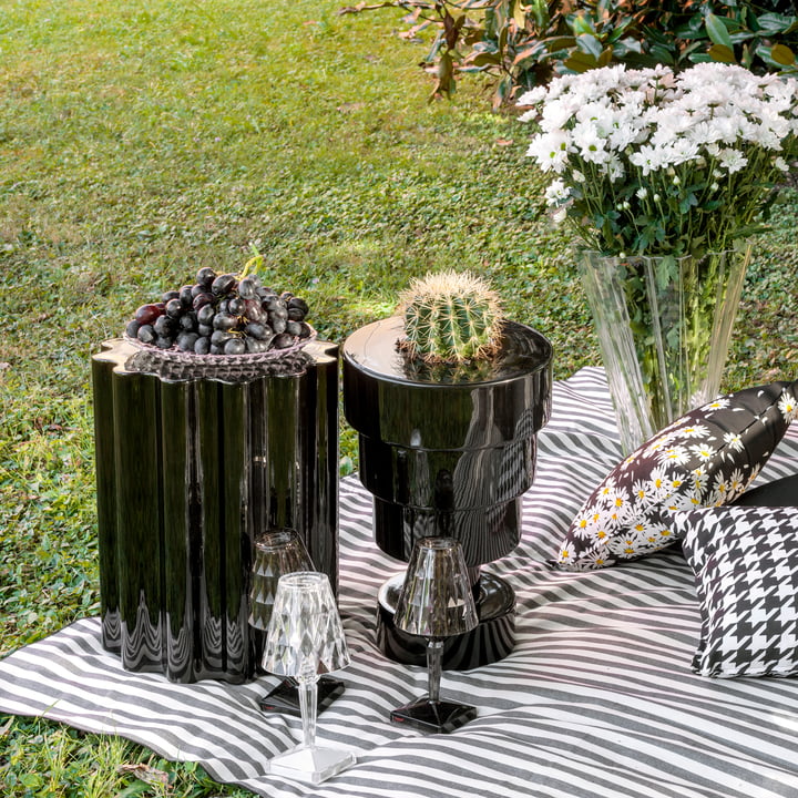 Colonna Hocker und Beistelltisch in der Farbe schwarz mit der Calice Vase in der Farbe schwarz