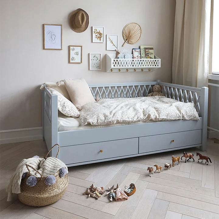 Harlequin Junior Daybed vom Cam Cam Copenhagen in der Farbe hellgrau