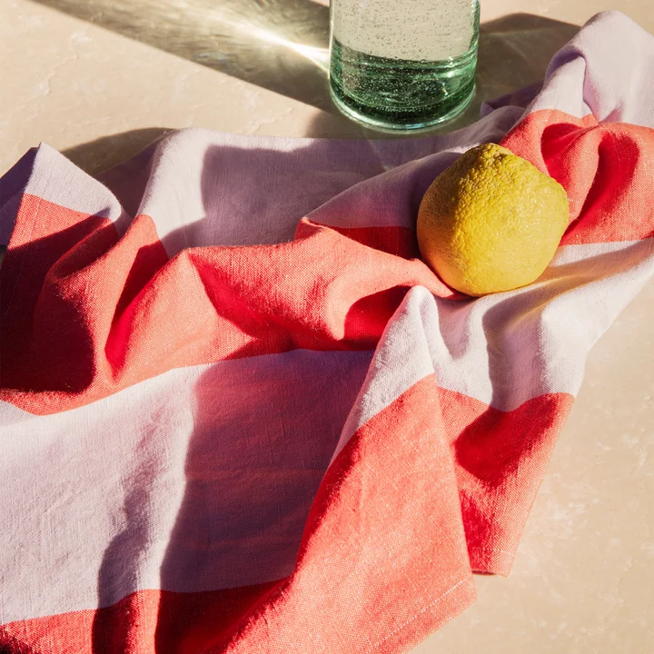 Hale Geschirrtuch, rot / lila von Ferm Living