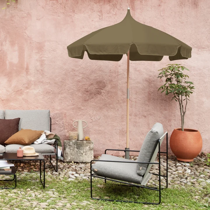 Lull Sonnenschirm von Ferm Living in der Ausführung military olive
