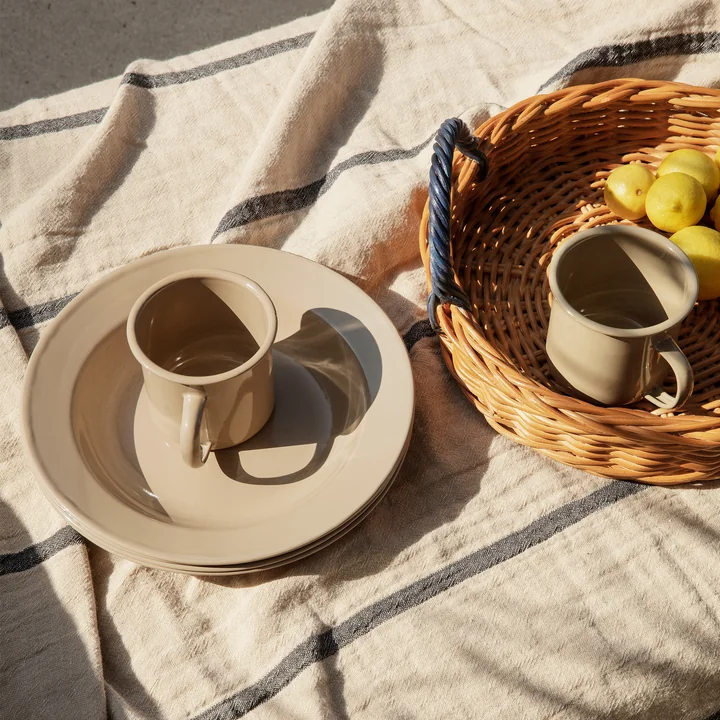 Yard Picknick Geschirr Set von Ferm Living in der Farbe cashmere