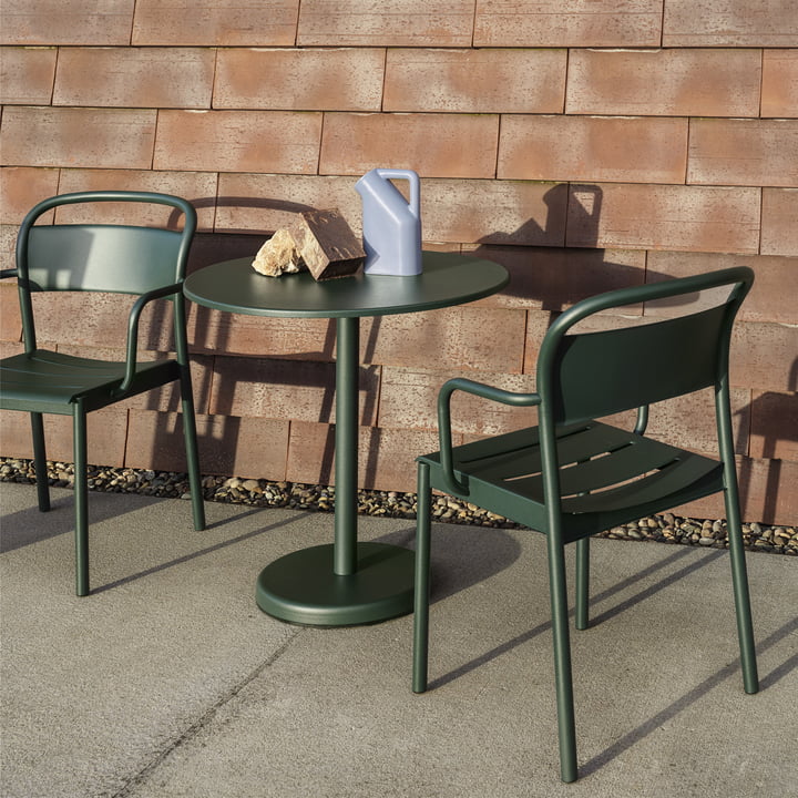 Linear Steel Bistrotisch Outdoor, Ø 70 x H 73 cm, dunkelgrün von Muuto