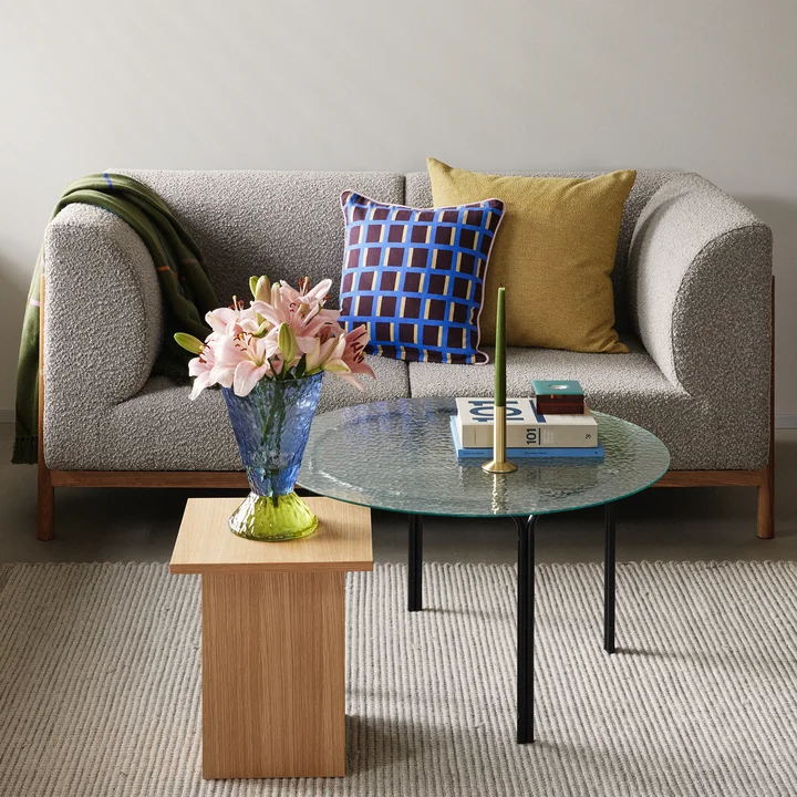 Moment Sofa 2-Sitzer, Eiche natur / grau und Abyss Vase von Hübsch Interior