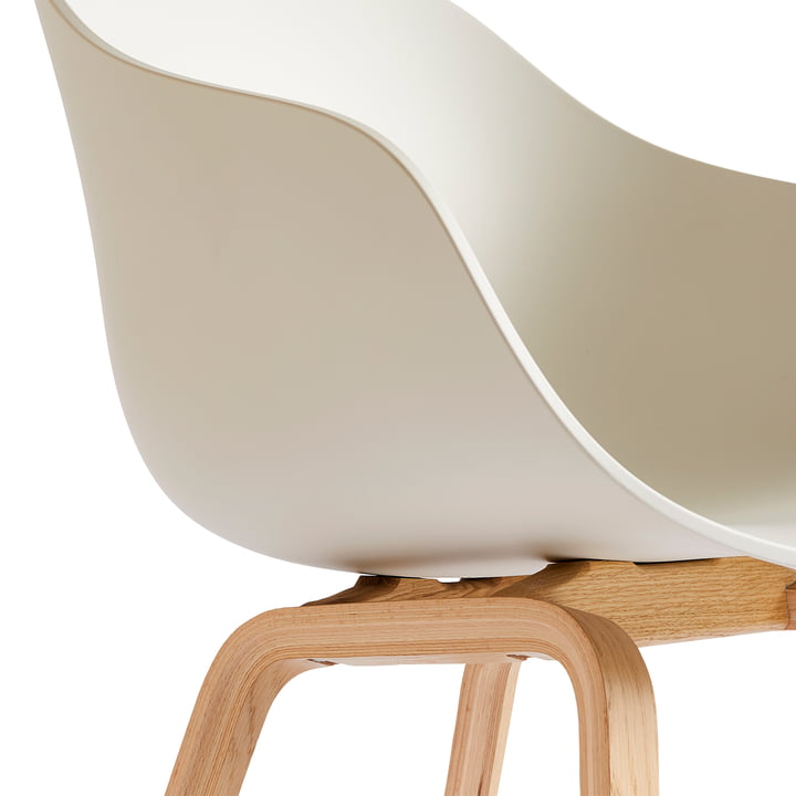 About a Chair AAC 222, Eiche lackiert / melange cream von Hay