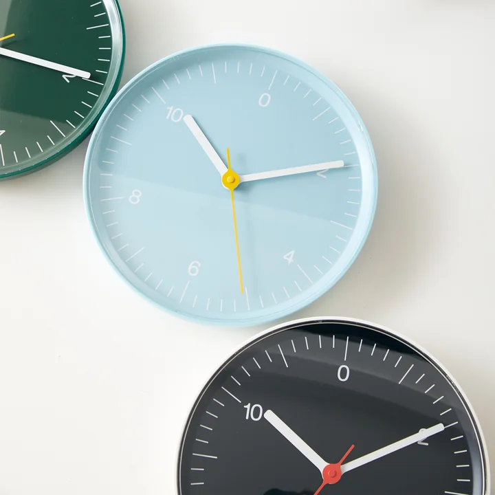 Die Wanduhr des Labels HAY