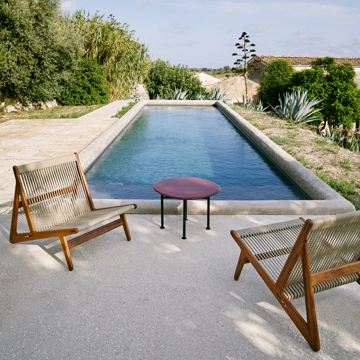 MR01 Outdoor Lounge Stuhl von Gubi in der Ausführung Iroko natur / Sunfire Melange beige sand