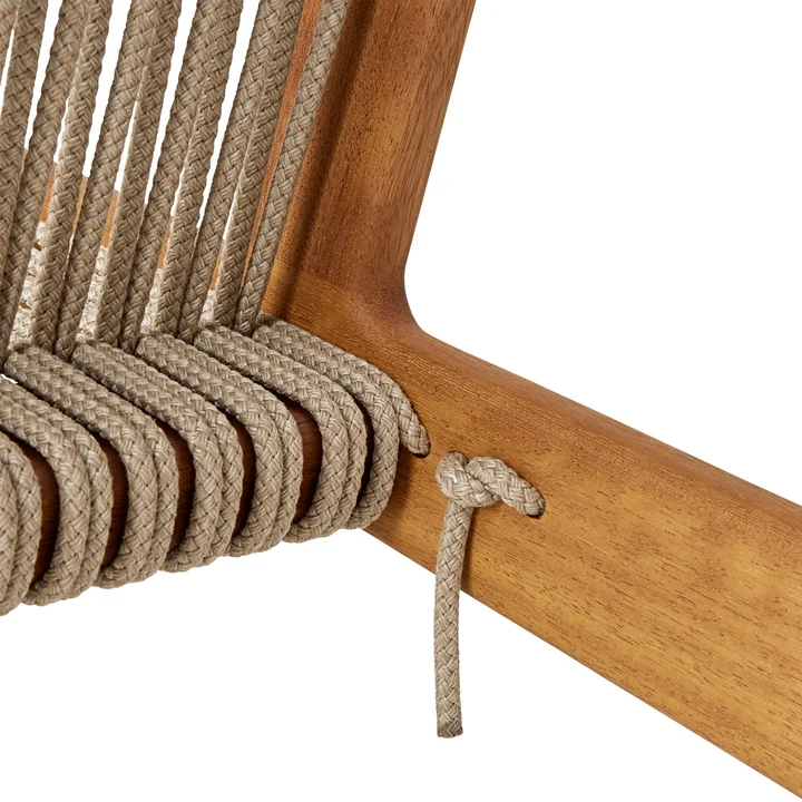 MR01 Outdoor Lounge Stuhl von Gubi in der Ausführung Iroko natur / Sunfire Melange beige sand