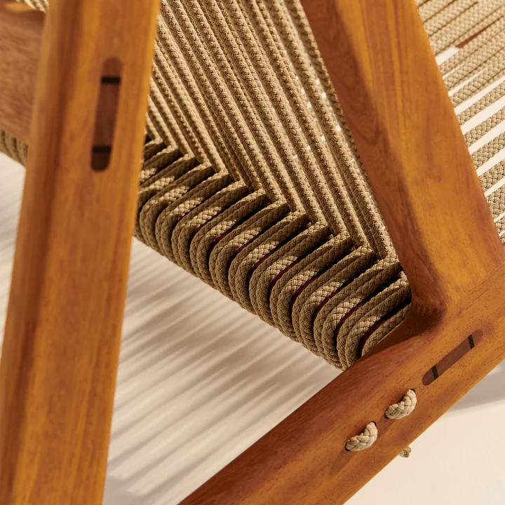 MR01 Outdoor Lounge Stuhl von Gubi in der Ausführung Iroko natur / Sunfire Melange beige sand