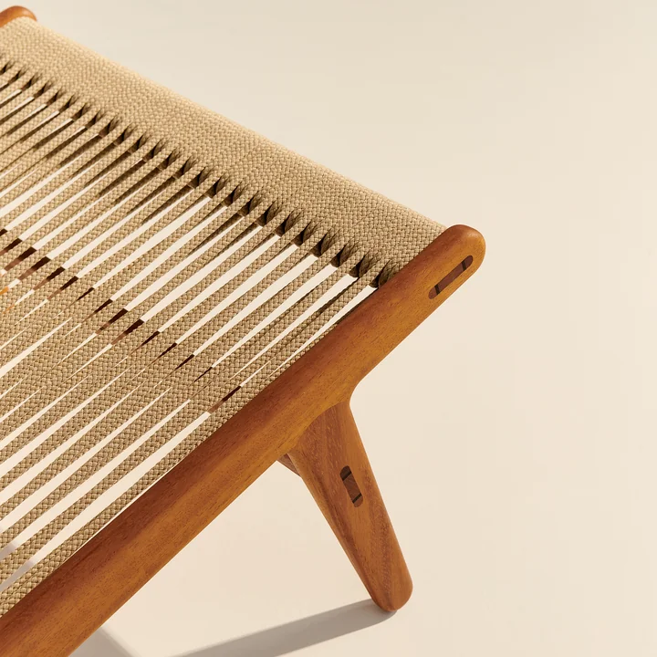 MR01 Outdoor Lounge Stuhl von Gubi in der Ausführung Iroko natur / Sunfire Melange beige sand