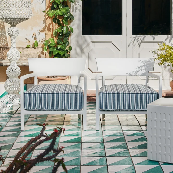 Cara Outdoor Sessel, Gestell weiß matt, Bezug grün gestreift von Kartell