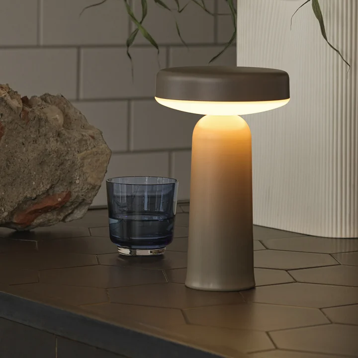 Ease Portable LED Outdoor Akkuleuchte von Muuto in der Farbe taupe