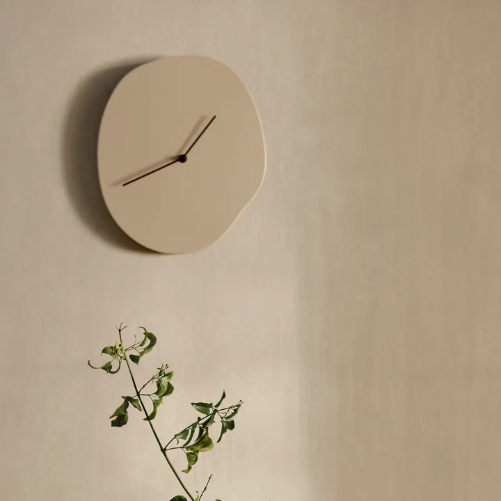 Melt Wanduhr von Ferm Living in der Farbe kaschmir