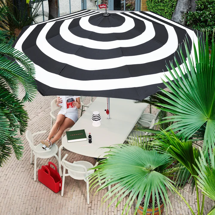 Stripesol Set Sonnenschirm Ø 350 cm anthrazit + Ständer schwarz von Fatboy