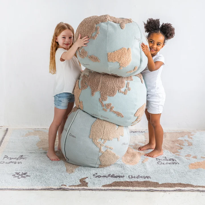 World Map Pouf, Ø 50 cm, hellblau / beige von Lorena Canals