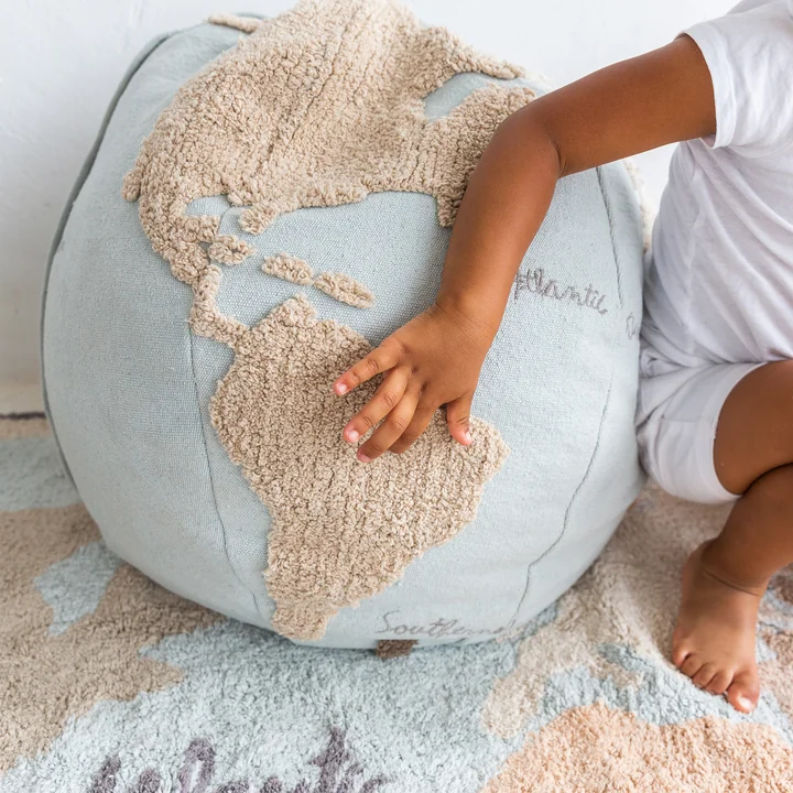 World Map Pouf, Ø 50 cm, hellblau / beige von Lorena Canals