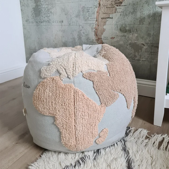World Map Pouf, Ø 50 cm, hellblau / beige von Lorena Canals