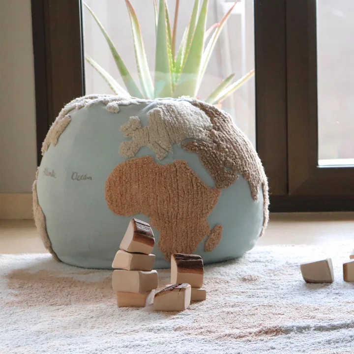 World Map Pouf, Ø 50 cm, hellblau / beige von Lorena Canals