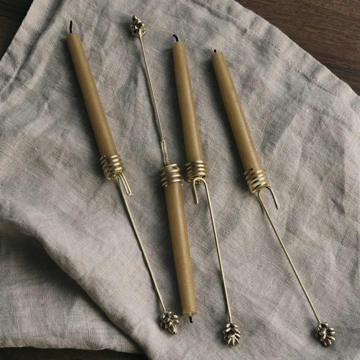 Forest Christbaumkerzenhalter von Ferm Living in der Farbe Messing (4er Set)