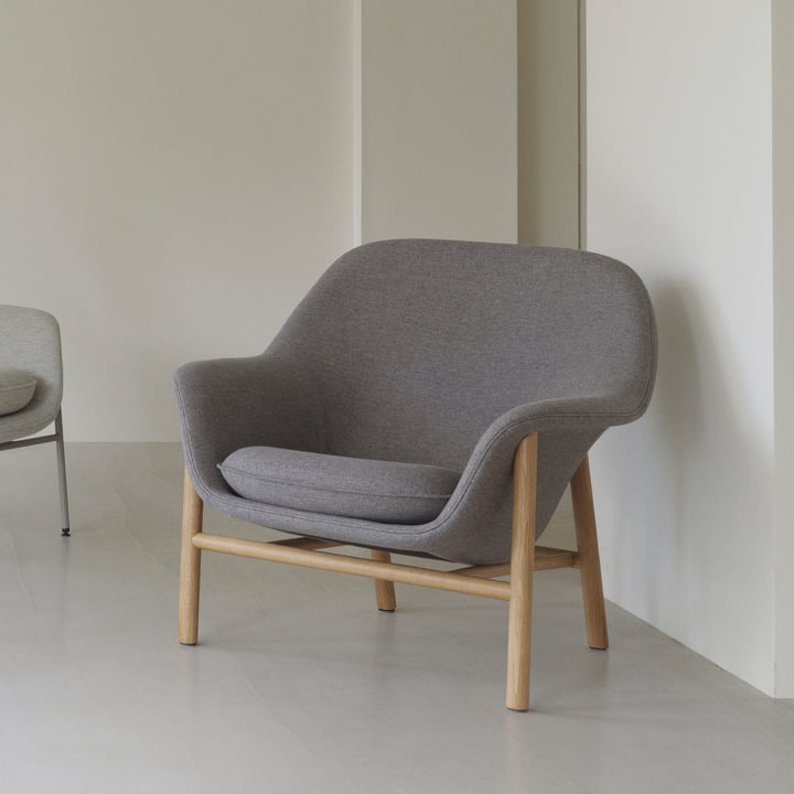 Drape Lounge Chair, low, eiche, Main Line Flax 26 von Normann Copenhagen