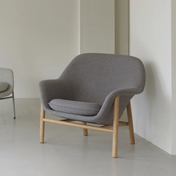 Drape Lounge Chair, low, eiche, Main Line Flax 26 von Normann Copenhagen