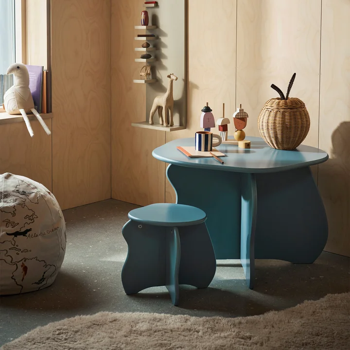 Ferm Living - Slope Kindertisch und Hocker, storm