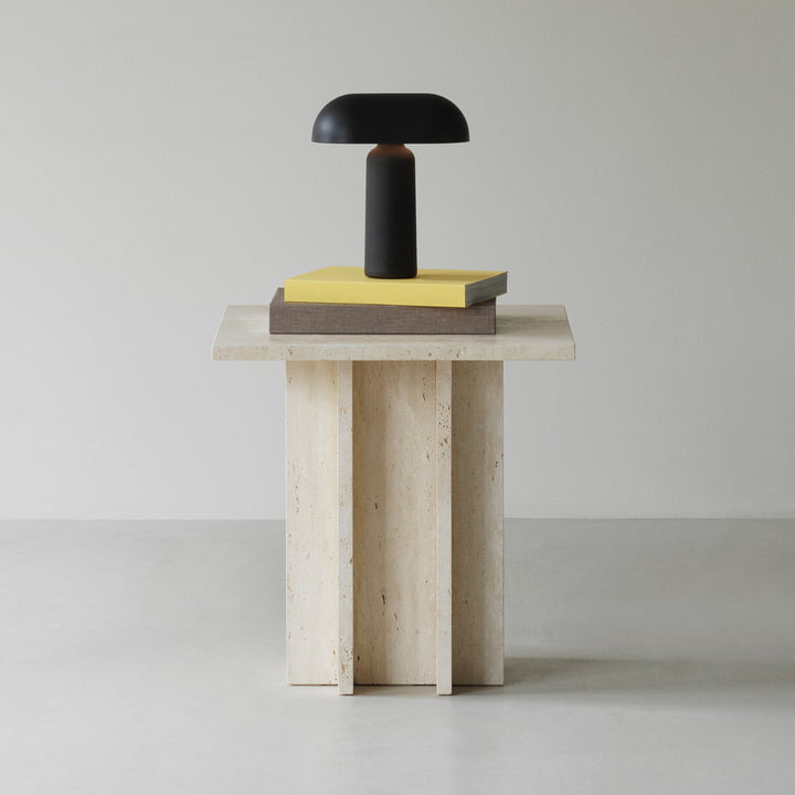 Edge Couchtisch, small, travertine von Normann Copenhagen