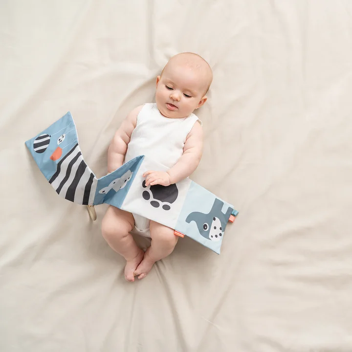 Faltbares Stoffbuch von Done by Deer