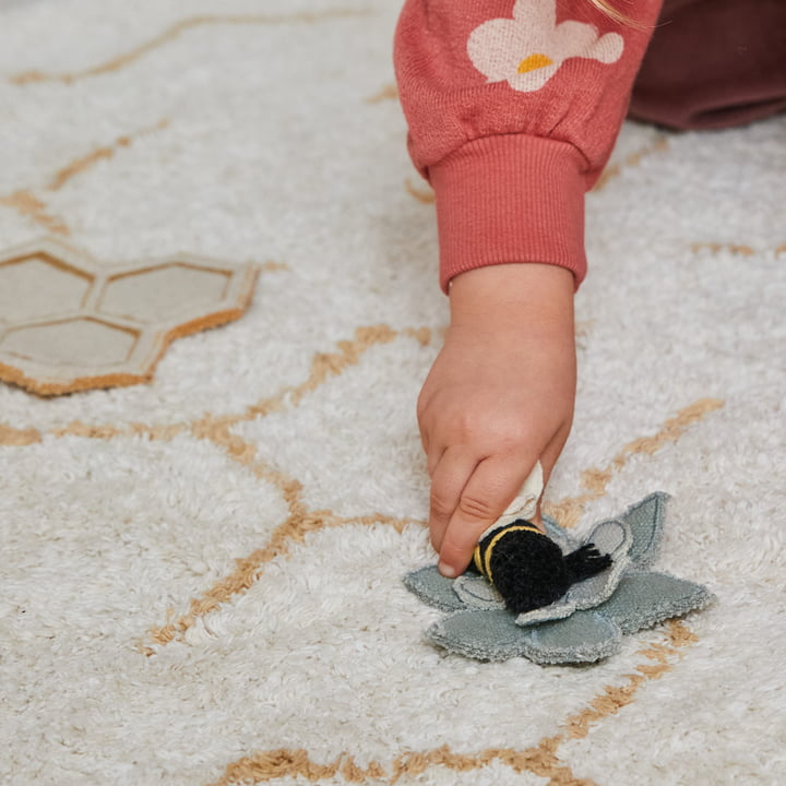 Pollination Spielteppich mit Spielzubehör von Lorena Canals