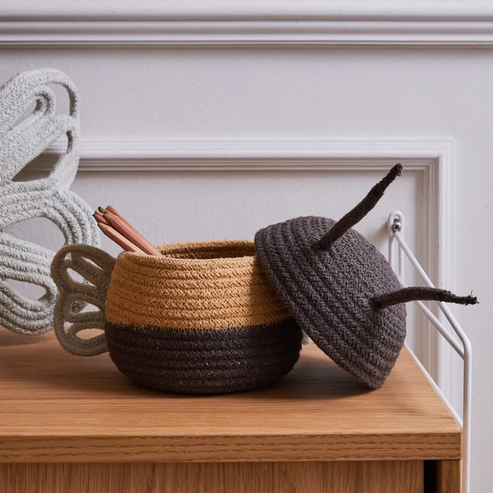 Spiel- und Aufbewahrungskorb, Baby Bee, honey / dunkelgrau / hellblau von Lorena Canals