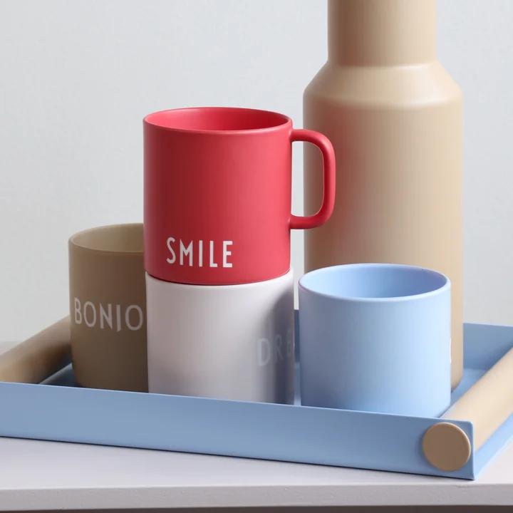 AJ Favourite Porzellan Becher mit Henkel, Smile / faded rose von Design Letters