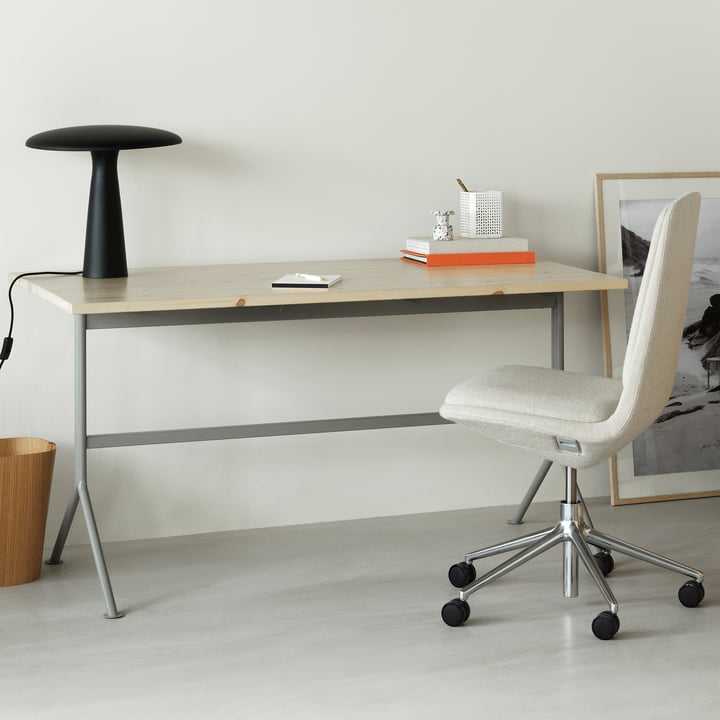 Kip Schreibtisch, grau / kiefer von Normann Copenhagen