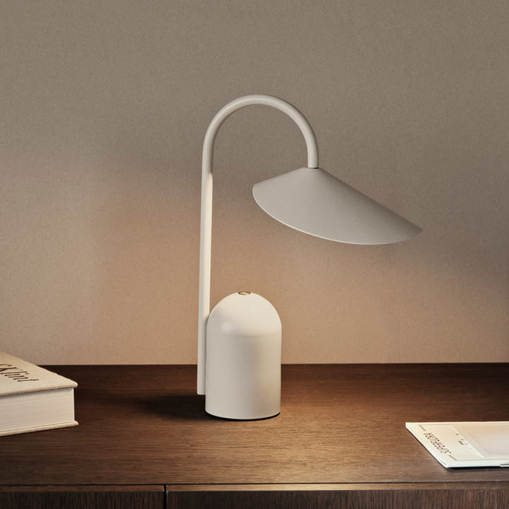 Arum Akku LED-Tischleuchte, cashmere von ferm Living