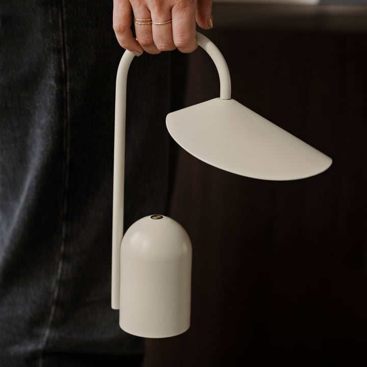 Arum Akku LED-Tischleuchte, cashmere von ferm Living