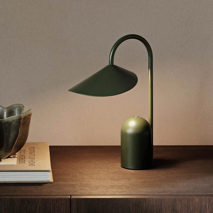 Arum Akku LED-Tischleuchte, grün von Ferm Living